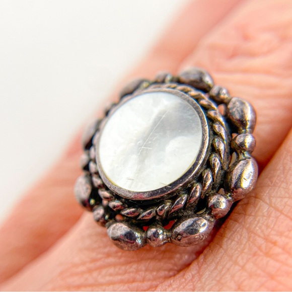 Vintage 925 Sterling Silver Mother of Pearl Southwestern Style Statement Ring. 6 - Picture 6 of 9